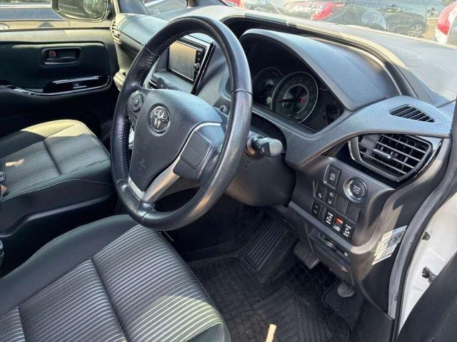 Ref:AUX-22800800 TOYOTA NOAH 2017 6 Ref:AUX-22800800 TOYOTA NOAH 2017 - Image 6