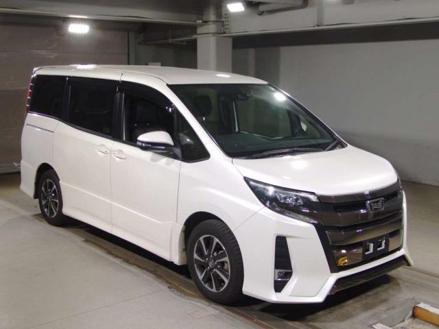 Ref:AUX-22800800 TOYOTA NOAH 2017 1 2017 Toyota Noah pearl gasoline used car Japan export