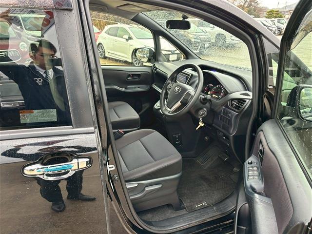 Ref:AUX-22824031 TOYOTA VOXY 2015 16 Ref:AUX-22824031 TOYOTA VOXY 2015 - Image 16