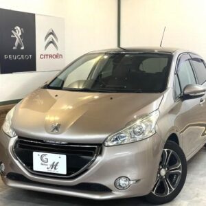 2014 Peugeot 208 pink gasoline used car Japan export