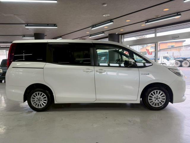 Ref:AUX-22916348 TOYOTA NOAH 2015 4 Ref:AUX-22916348 TOYOTA NOAH 2015 - Image 4