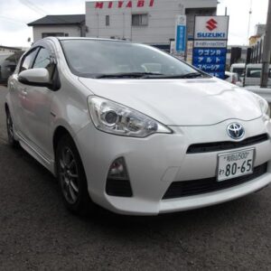 2013 Toyota Aqua pearl hybrid used car Japan export