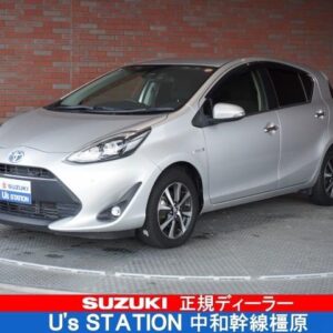 2019 Toyota Aqua silver gasoline used car Japan export