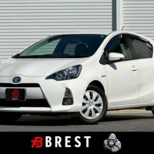 2013 Toyota Aqua pearl hybrid used car Japan export