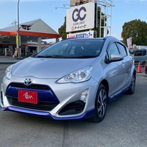 2015 Toyota Aqua silver gasoline used car Japan export