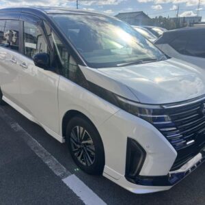 2023 Nissan Serena pearl hybrid used car Japan export