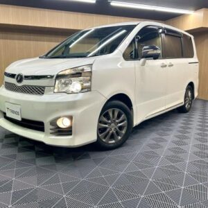 2013 Toyota Voxy white gasoline used car Japan export