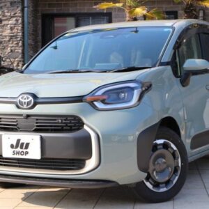 2023 Toyota Sienta green gasoline used car Japan export