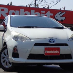 2013 Toyota Aqua pearl hybrid used car Japan export