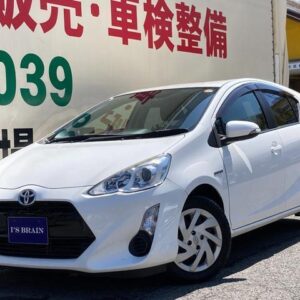 2015 Toyota Aqua white hybrid used car Japan export