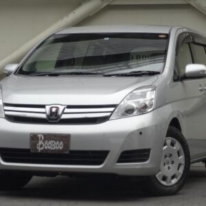 2013 Toyota Isis silver gasoline used car Japan export
