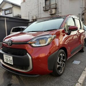2022 Toyota Sienta red gasoline used car Japan export