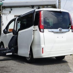 2014 Toyota Noah pearl gasoline used car Japan export