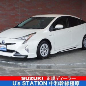 2017 Toyota Prius pearl gasoline used car Japan export
