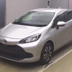 2022 Toyota Aqua silver gasoline used car Japan export