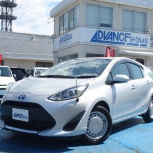 2021 Toyota Aqua silver hybrid used car Japan export