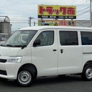2025 Daihatsu Gran Max Cargo white gasoline used car Japan export