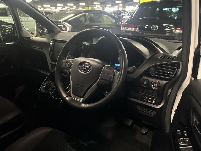 Ref:AUX-23985980 TOYOTA VOXY 2021 3 Ref:AUX-23985980 TOYOTA VOXY 2021 - Image 3