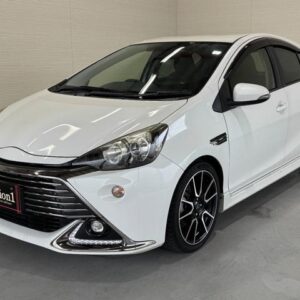 2015 Toyota Aqua pearl gasoline used car Japan export