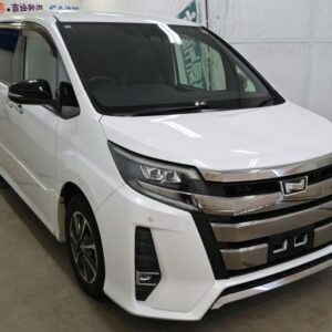 2018 Toyota Noah pearl gasoline used car Japan export