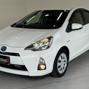 2013 Toyota Aqua pearl hybrid used car Japan export