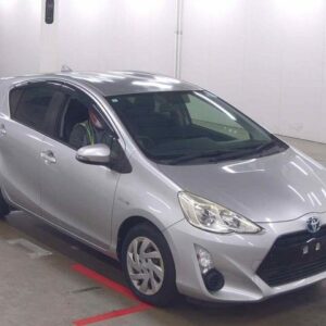 2015 Toyota Aqua silver gasoline used car Japan export