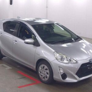2015 Toyota Aqua silver gasoline used car Japan export