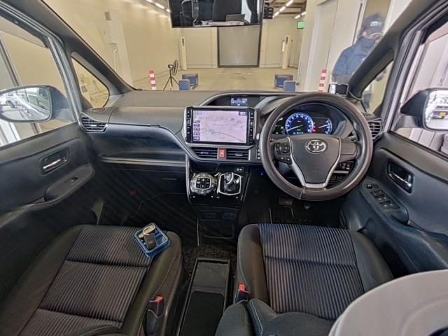 Ref:AUX-24625409 TOYOTA VOXY 2017 3 Ref:AUX-24625409 TOYOTA VOXY 2017 - Image 3