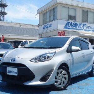 2018 Toyota Aqua silver gasoline used car Japan export