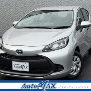 2022 Toyota Aqua silver gasoline used car Japan export
