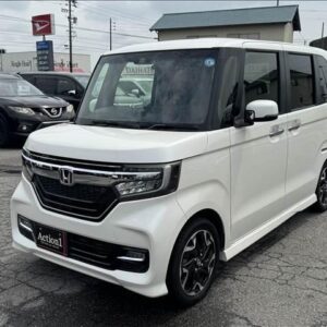 2018 Honda N-Box Custom pearl gasoline used car Japan export