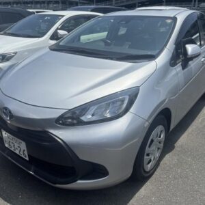 2022 Toyota Aqua silver gasoline used car Japan export