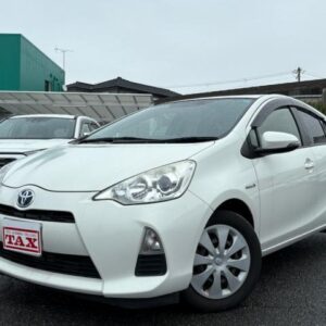 2013 Toyota Aqua pearl gasoline used car Japan export