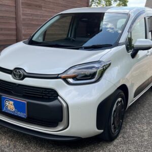 2023 Toyota Sienta pearl hybrid used car Japan export