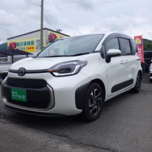 2023 Toyota Sienta pearl hybrid used car Japan export