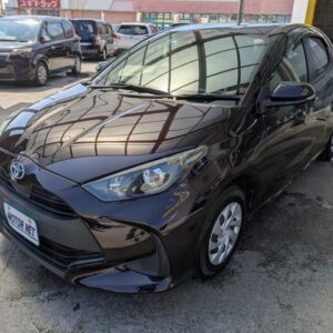 2020 Toyota Yaris purple hybrid used car Japan export