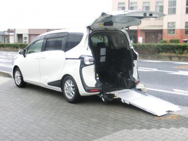 Ref:AUX-9378901 TOYOTA SIENTA 2016